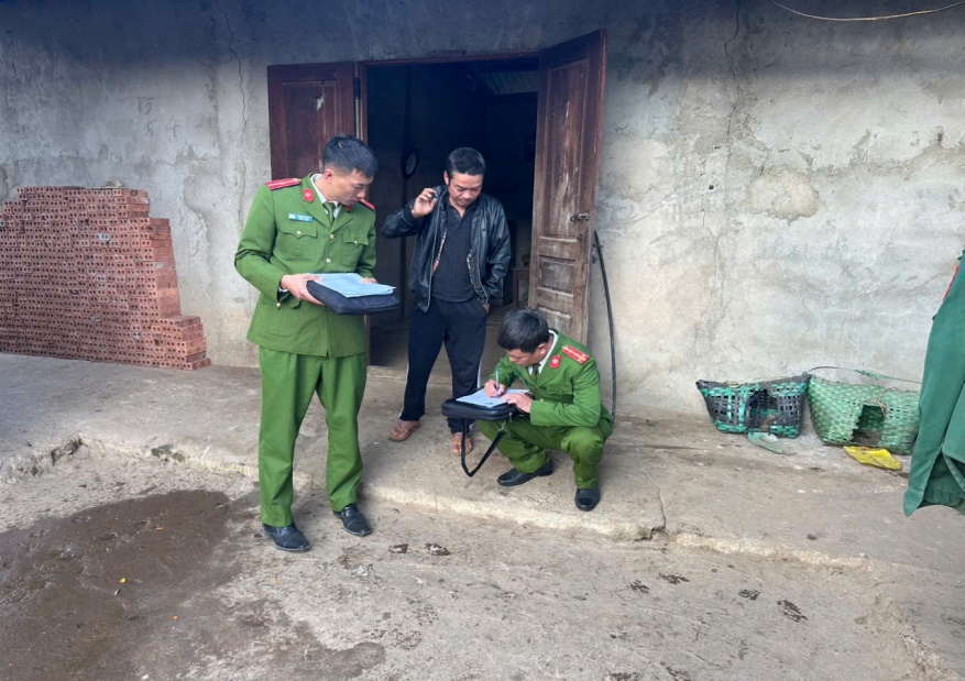 Công an xã kiểm tra cư trú tại nhà ở của công dân