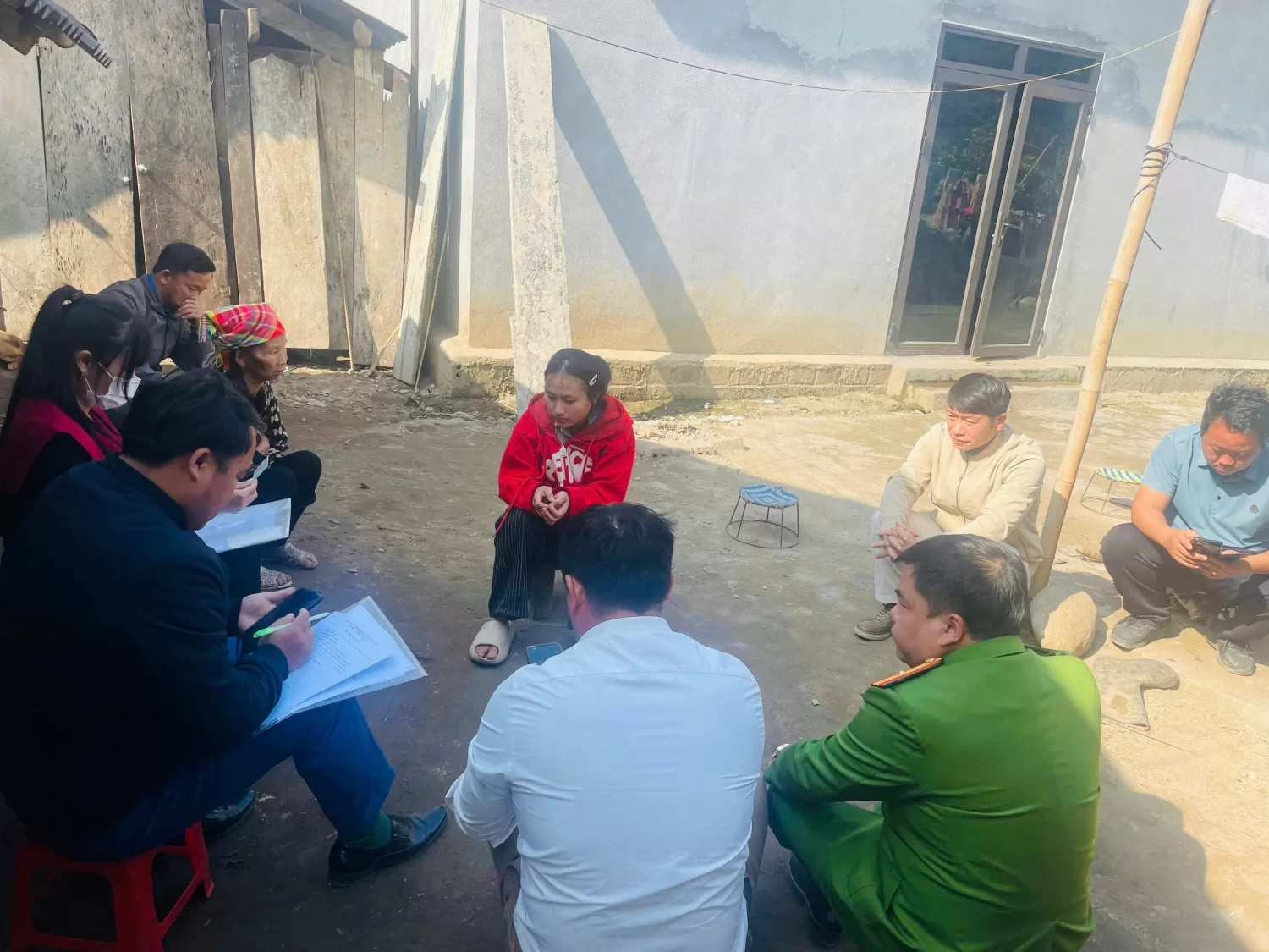 Cảnh Công an xã Khun Há phối hợp cùng đại diện các ban ngành, đoàn thể xã trực tiếp xuống địa bàn, gặp gỡ và tuyên truyền, giáo dục pháp luật cho các em trong độ tuổi vị thành niên có nguy cơ tảo hôn.