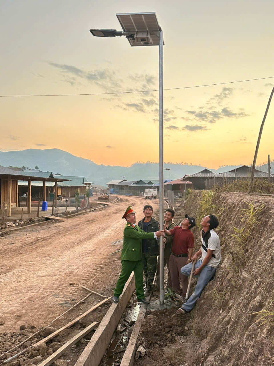 Người dân vui mừng, phấn khởi khi được lắp đèn đường năng lượng mặt trời