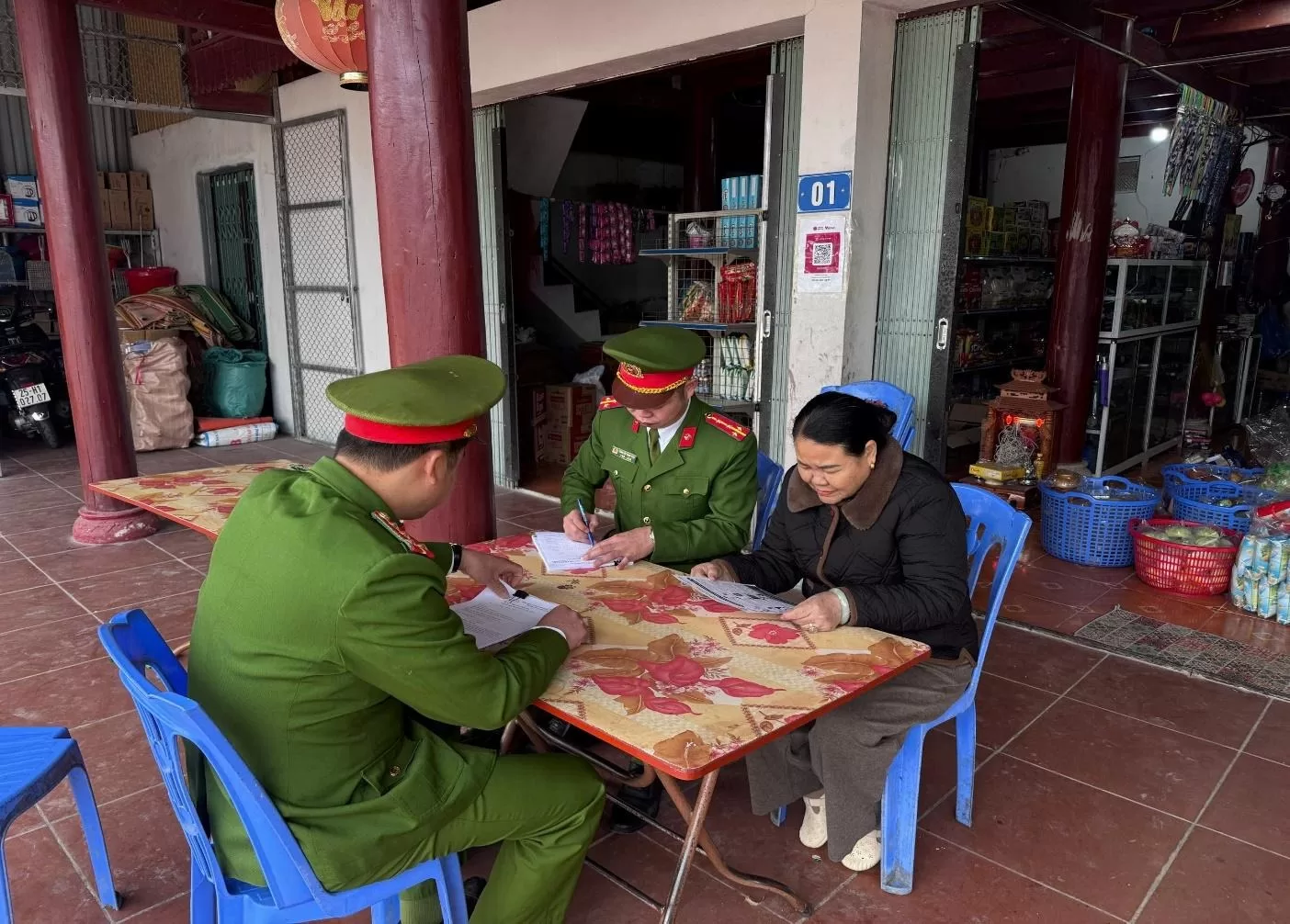 Tổ Công an tác tiến hành tuyên truyền, hướng dẫn hộ dân, ký cam kết