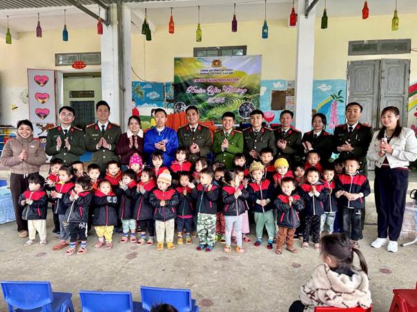 Đoàn thiện nguyện chụp ảnh lưu niệm cùng Nhà trường