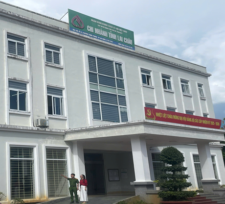 Phòng Kỹ thuật hình sự phối hợp tuyên truyền tại Ngân hàng Chính sách xã hội chi nhánh tỉnh Lai Châu