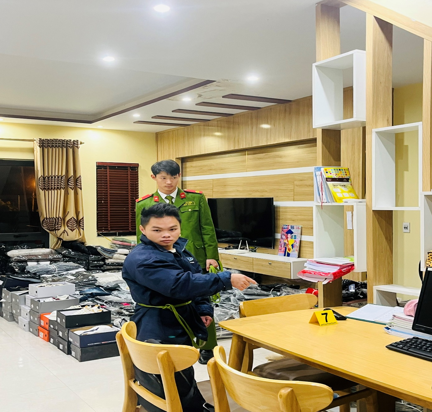 Bị can Giàng A Phử tại hiện trường vụ án