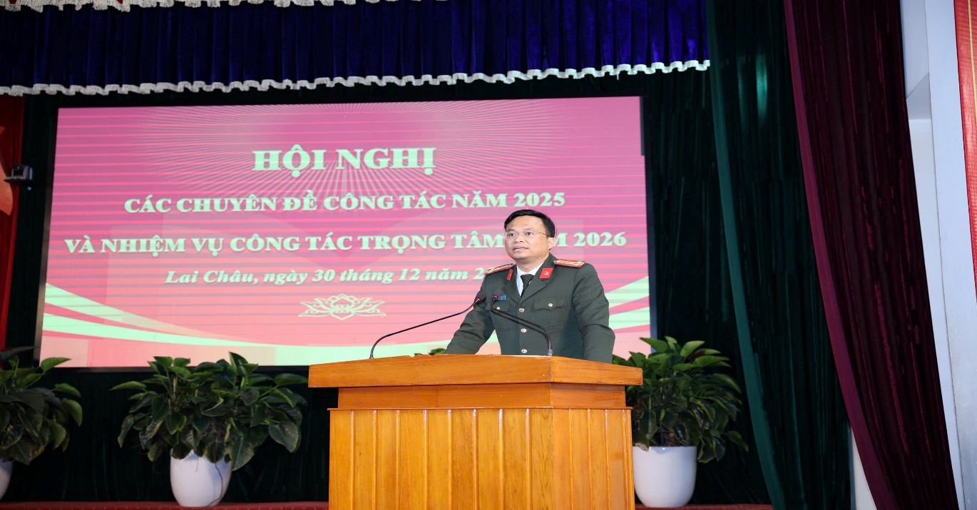 Đồng chí Thượng tá Hà Thái Hoàn - Chánh Thanh tra Công an tỉnh trình bày báo cáo tổng kết công tác Thanh tra và Luật sửa đổi, bổ sung một số điều của Luật PCTN, LP, TC