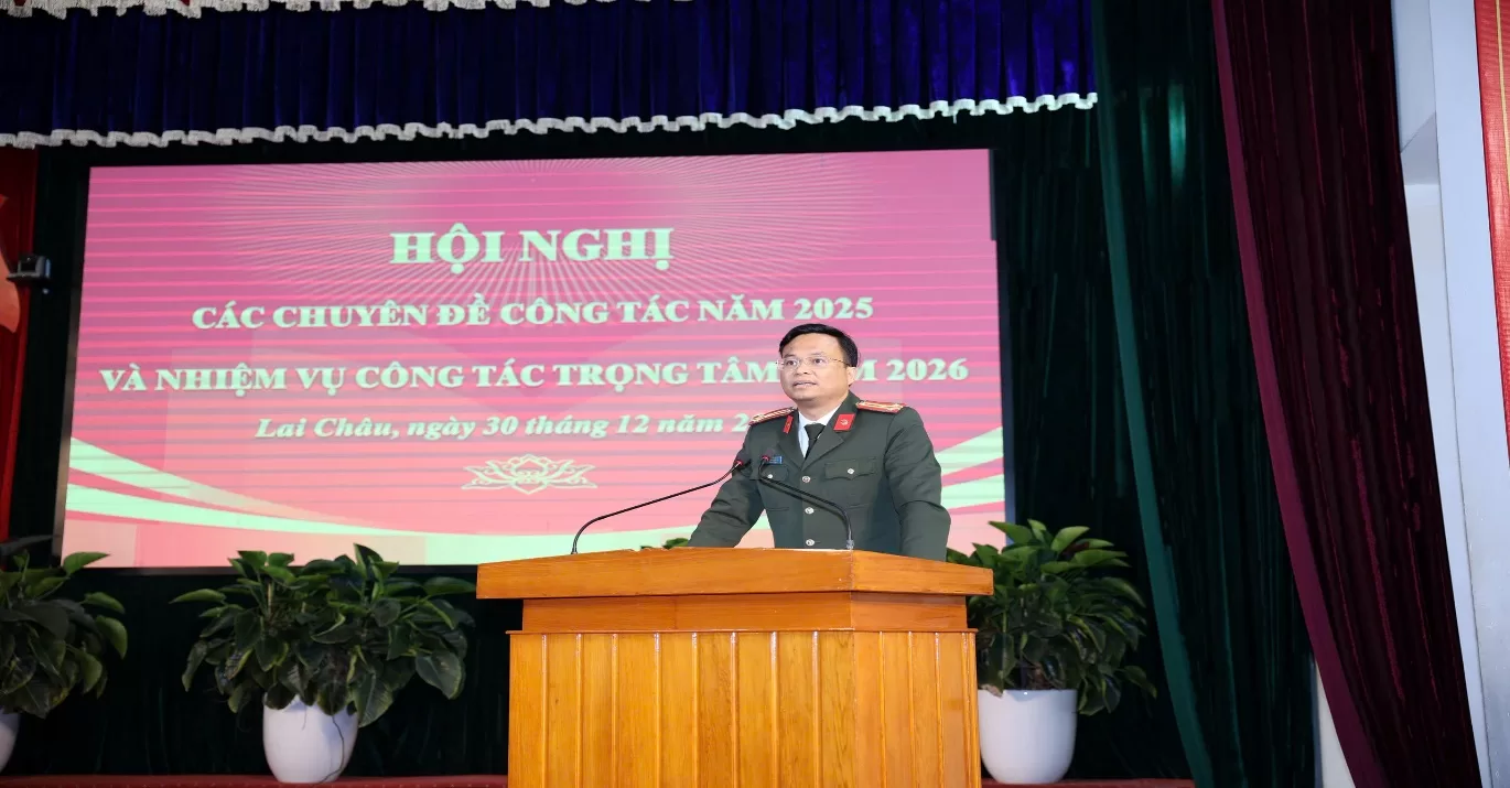 Đồng chí Thượng tá Hà Thái Hoàn - Chánh Thanh tra Công an tỉnh trình bày báo cáo tổng kết công tác Thanh tra và Luật sửa đổi, bổ sung một số điều của Luật PCTN, LP, TC