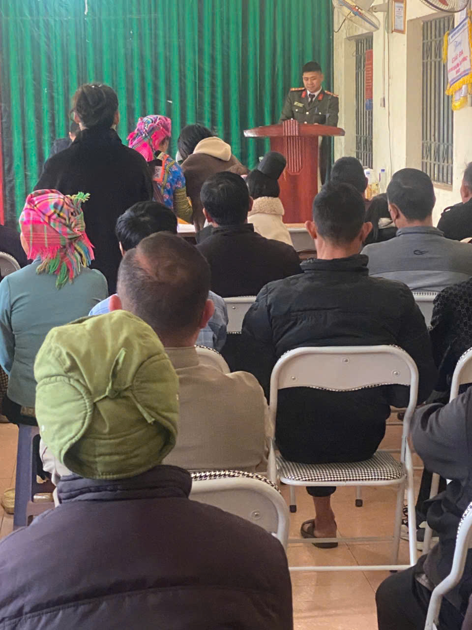 Đ/c Thèn Văn Tư - Phó Trưởng CAX Mường Than đang cung cấp thông tin tuyên truyền tới bà con