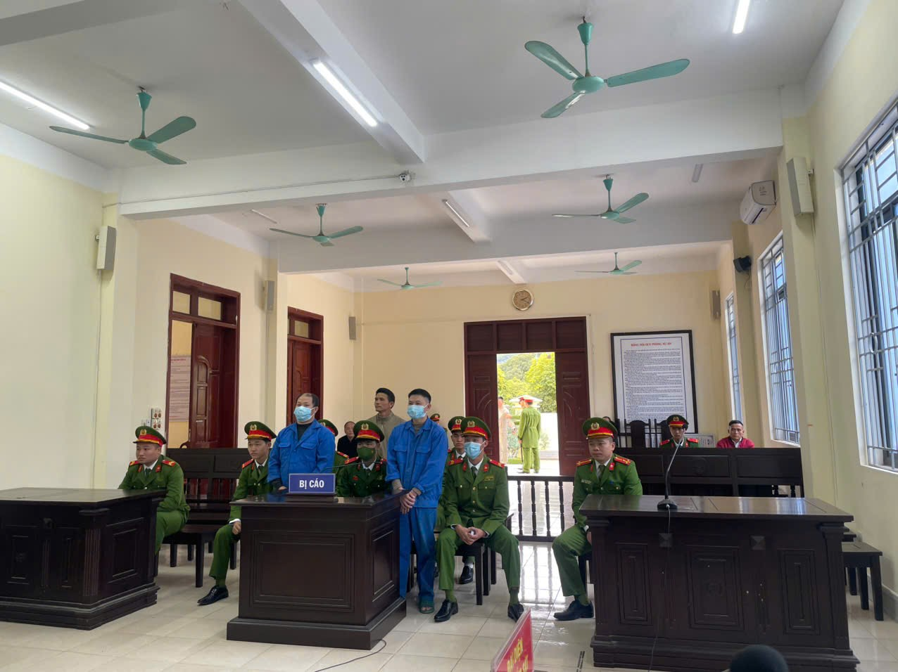 Phiên tòa xét xử 03 bị cáo Chế tạo, tàng trữ, sử dụng trái phép vũ khí quân dụng/súng săn