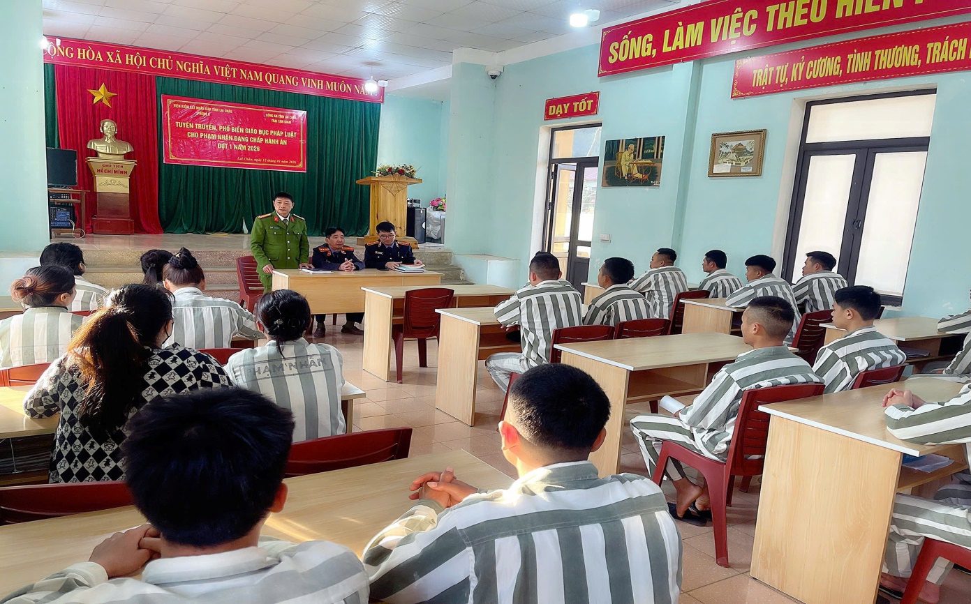 Đồng chí Chẻo A Dao – Trưởng phân trại Quản lý phạm nhân giới thiệu khái quát về nội dung buổi tuyên truyền