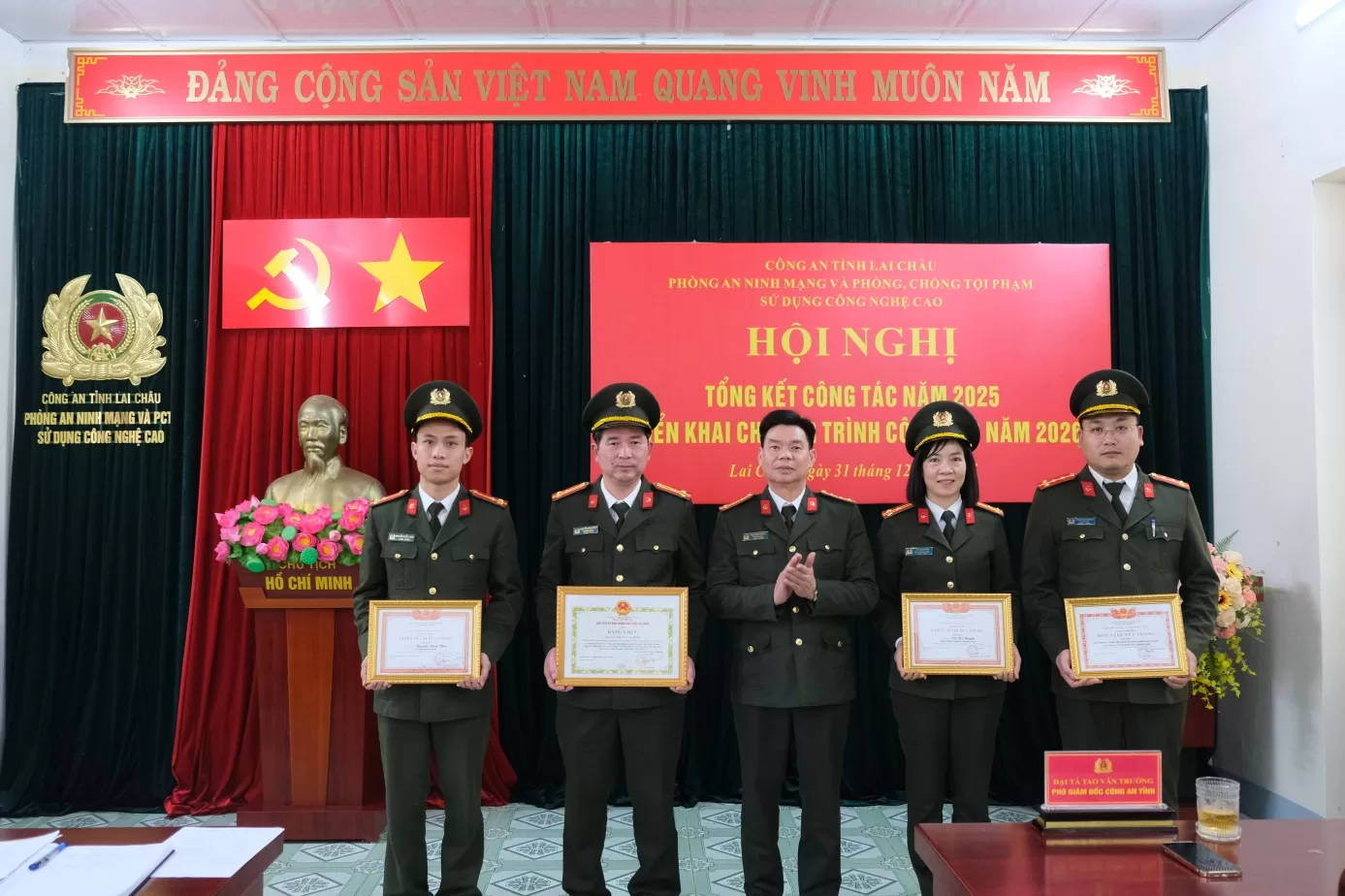 Cán bộ thực hiện sắp xếp, bổ sung tài liệu vào kho lưu trữ tàng thư
