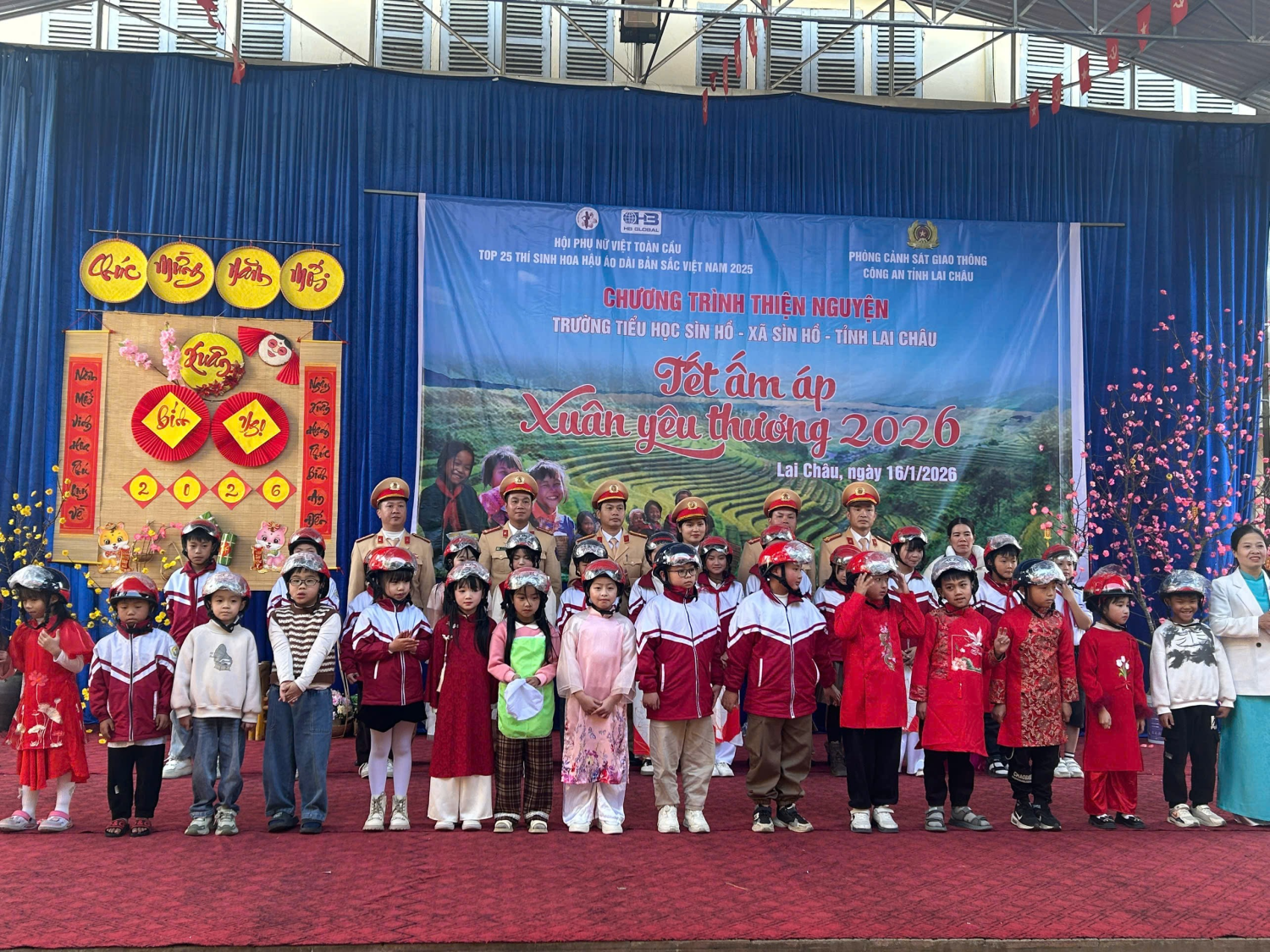 Đoàn thiện nguyện chụp ảnh lưu niệm cùng các em học sinh