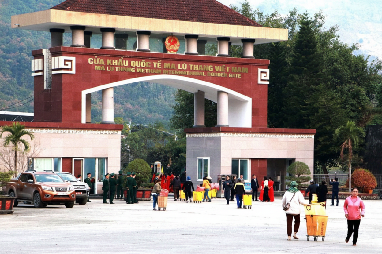 Các tiểu thương nhập hàng tiêu dùng qua Cửa khẩu Ma Lù Thàng, tỉnh Lai Châu