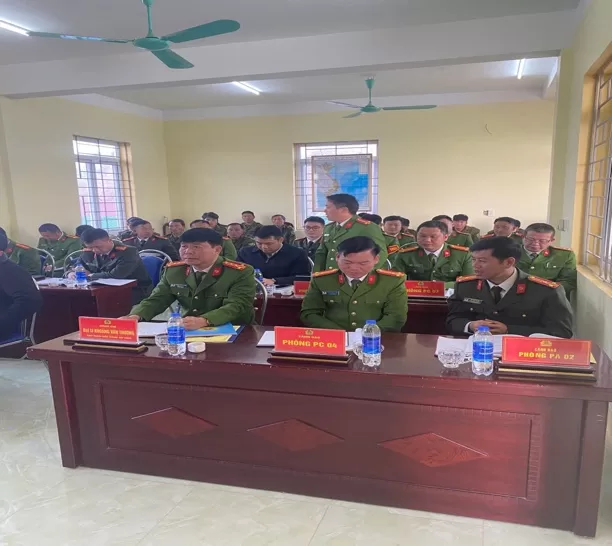 Cán bộ trực ban Công an xã Bình Lư hướng dẫn công dân cung cấp thông tin sự việc