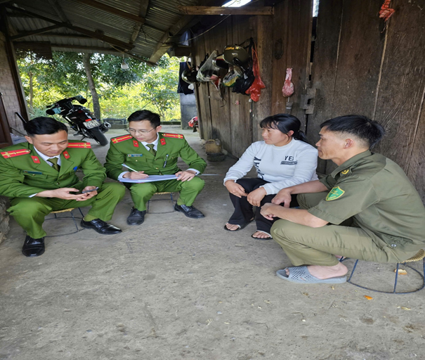 Lực lượng Công an xã đến tận từng gia đình thực hiện công tác rà soát