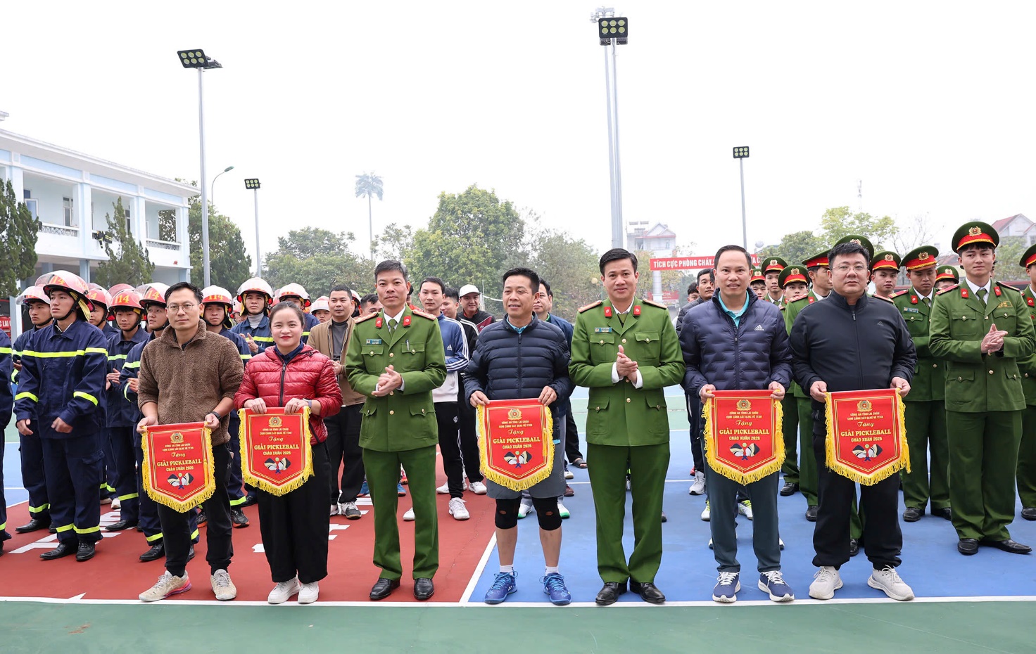 Ban tổ chức trao cờ lưu niệm cho các đơn vị tham gia giải đấu