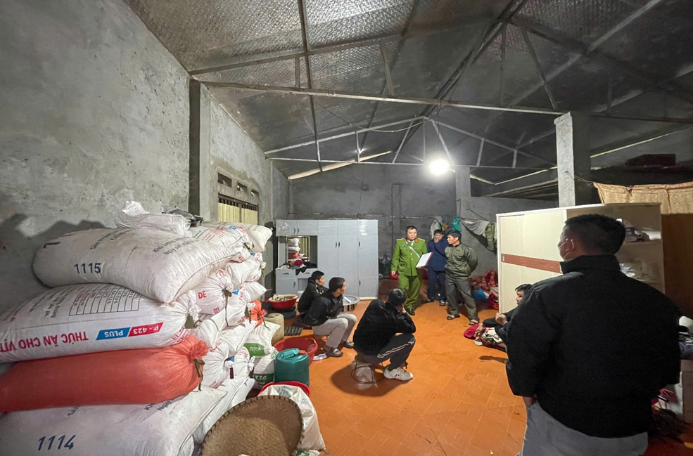 Công an xã Pu Sam Cáp kiềm tra, rà soát người sử dụng trái phép chất ma túy