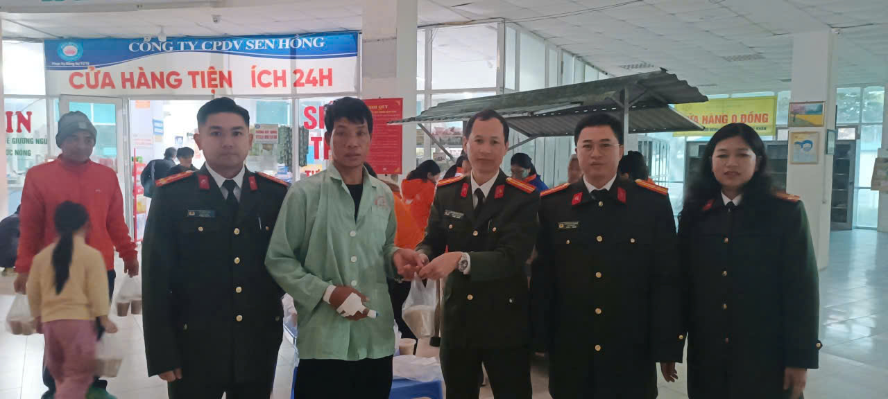 Lãnh đạo, CBCS Phòng Quản lý xuất nhập cảnh phát cháo cho bệnh nhân