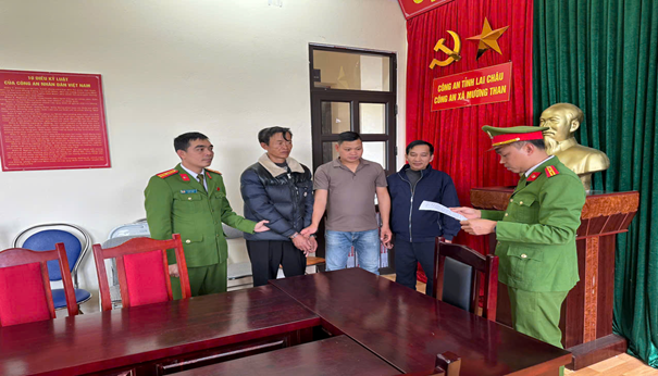 Đối tượng Đỗ Văn Hùng tại cơ quan Công an