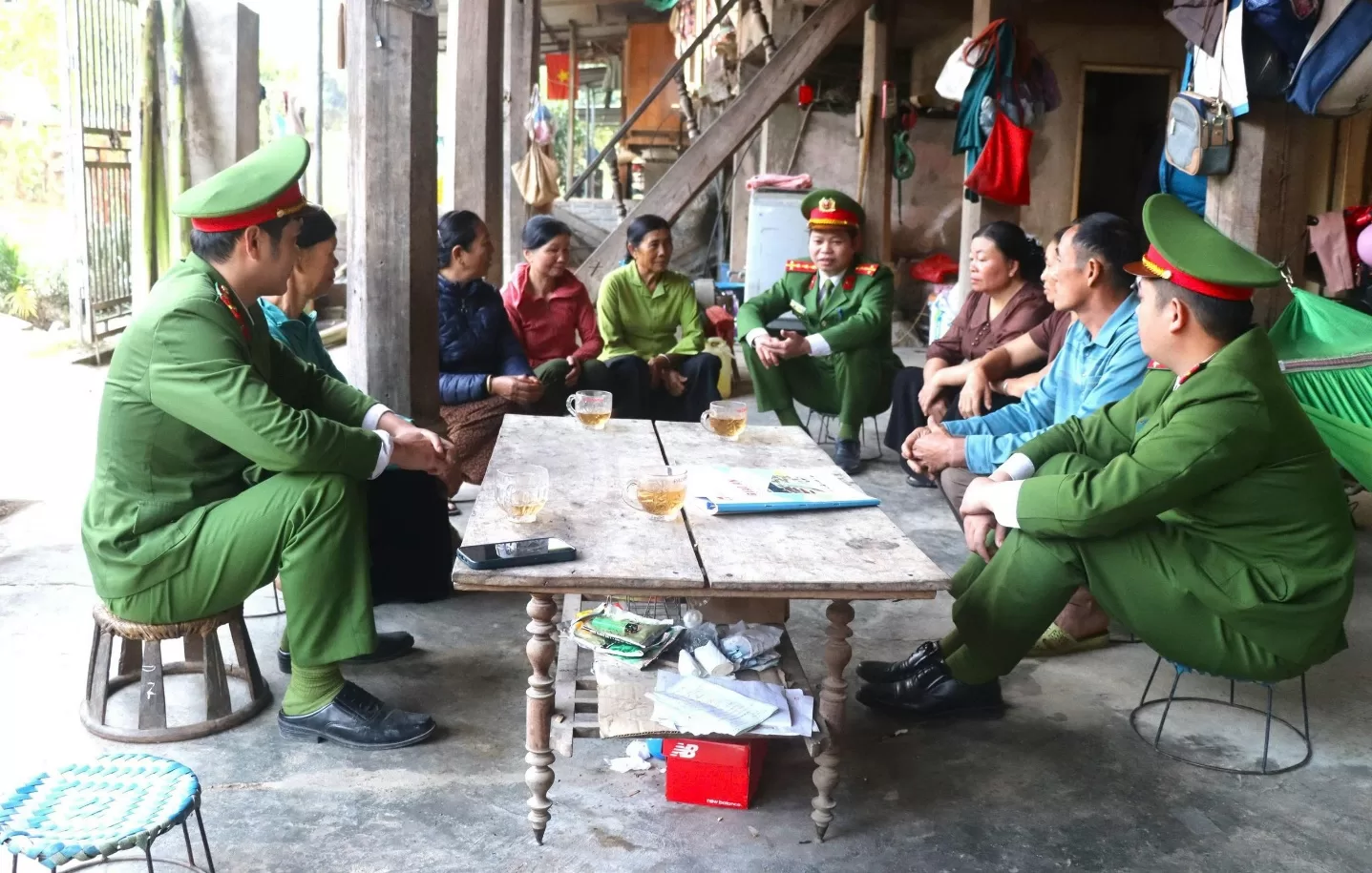 Công an xã Mường Mô tuyên truyền, tuần tra bảo vệ từ xa Đại hội XIV của Đảng.