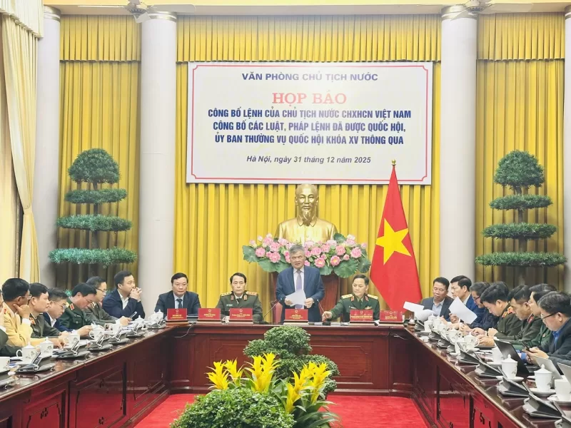 Phó Chủ nhiệm Văn phòng Chủ tịch nước Cấn Đình Tài công bố lệnh của Chủ tịch nước về công bố 14 luật và 1 pháp lệnh.