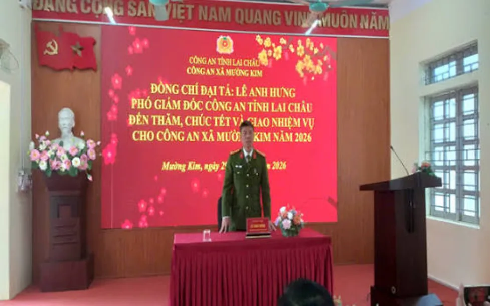 Đ/c Đại tá Lê Anh Hưng- Phó Giám đốc Công an tỉnh chúc tết Công an xã