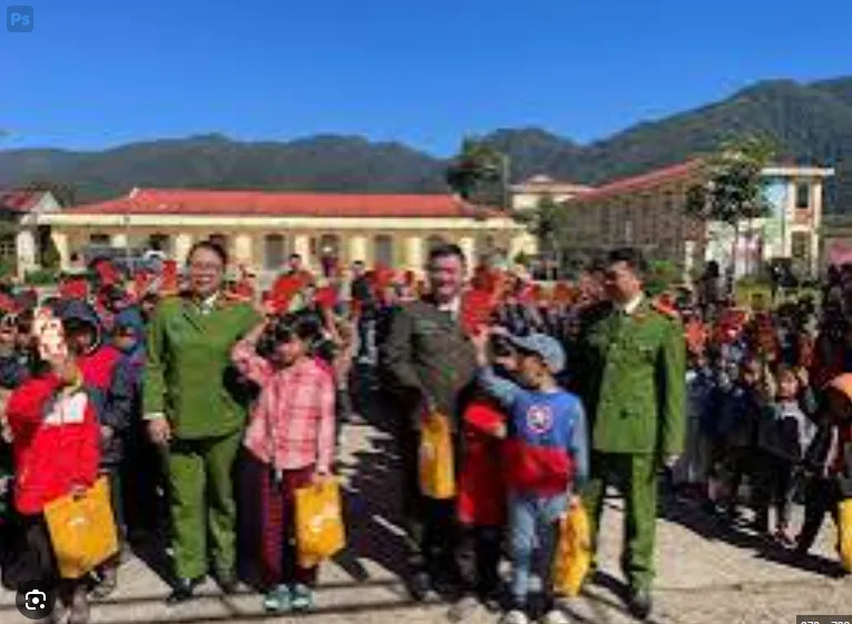 Đoàn thiện nguyện chụp ảnh lưu niệm cùng các em học sinh