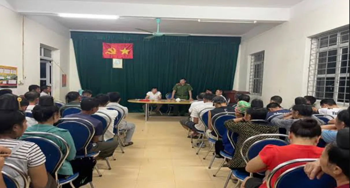Đ/c Thèn Văn Tư - Phó Trưởng CAX Mường Than đang cung cấp thông tin tuyên truyền tới bà con