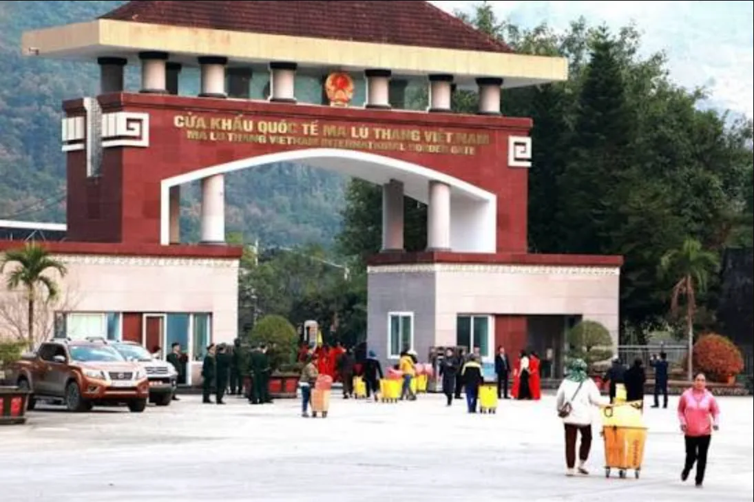 Các tiểu thương nhập hàng tiêu dùng qua Cửa khẩu Ma Lù Thàng, tỉnh Lai Châu