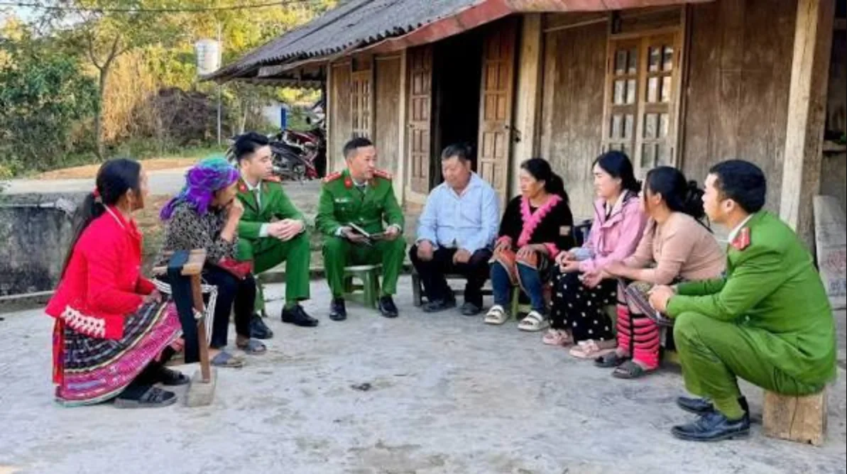 Công an xã gặp gỡ tranh thủ người có uy tín trên địa bàn để tuyên truyền, vận động nhân dân ký cam kết thi đua xây dựng gia đình văn hóa, bản làng bình yên, nói không với ma túy