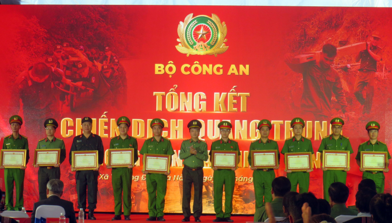 Thứ trưởng Đặng Hồng Đức trao Bằng khen của Bộ Công an tặng các đơn vị có thành tích xuất sắc trong triển khai "Chiến dịch Quang Trung".