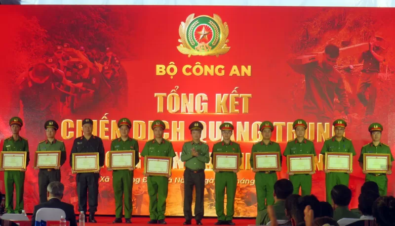 Thứ trưởng Đặng Hồng Đức trao Bằng khen của Bộ Công an tặng các đơn vị có thành tích xuất sắc trong triển khai "Chiến dịch Quang Trung".