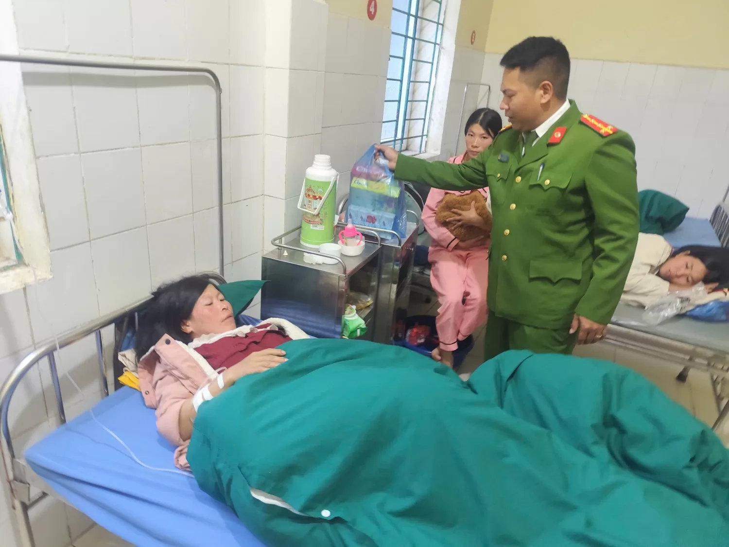 Công an xã Pa Ủ kịp thời hỗ trợ sản phụ khó sinh