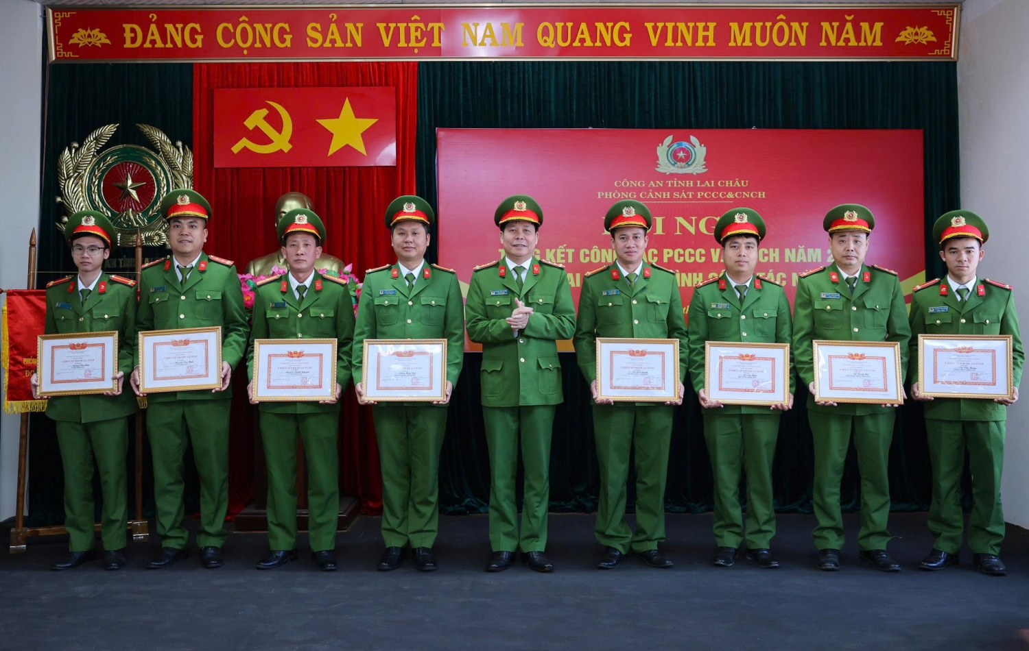 Trong năm 2025, nhiều lãnh đạo, cán bộ, chiến sĩ Phòng Cảnh sát PCCC và CNCH đạt danh hiệu chiến sĩ thi đua