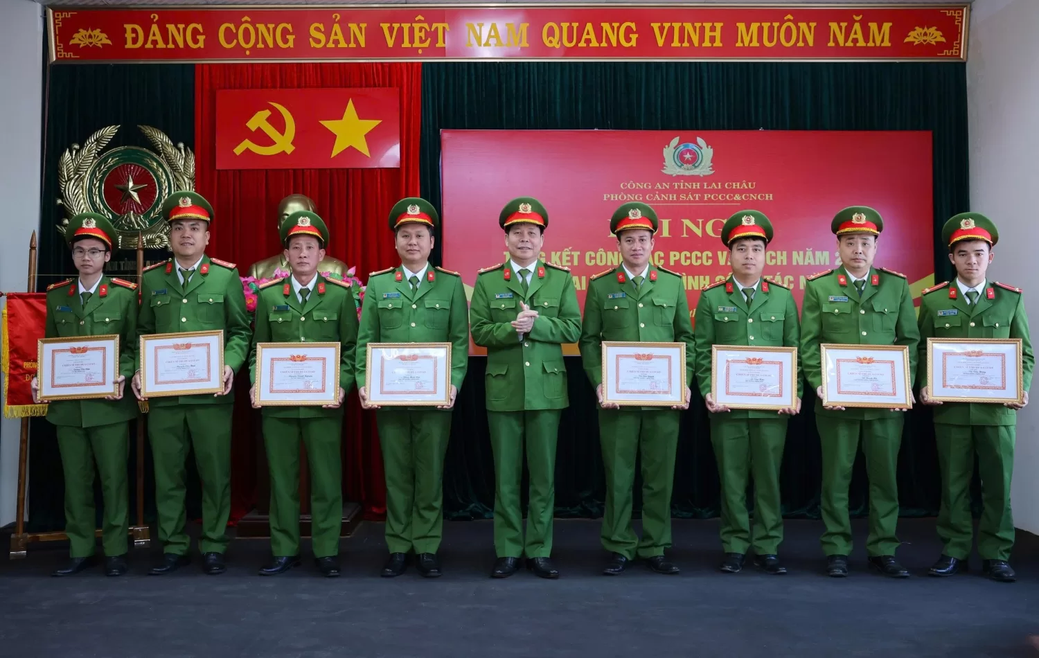 Trong năm 2025, nhiều lãnh đạo, cán bộ, chiến sĩ Phòng Cảnh sát PCCC và CNCH đạt danh hiệu chiến sĩ thi đua