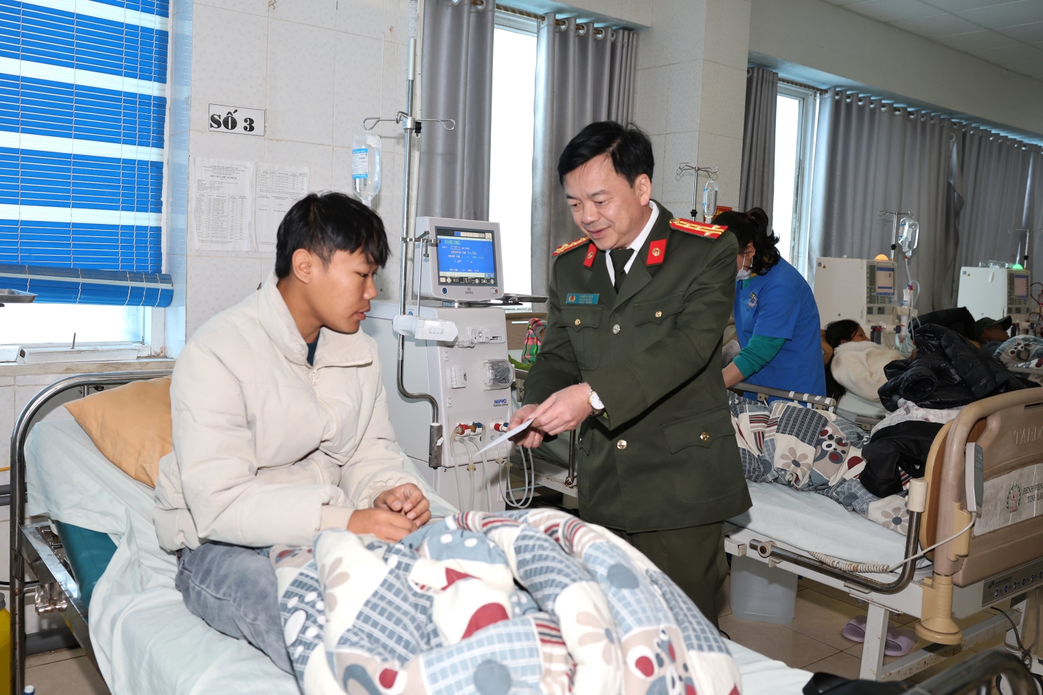 Đại tá Sùng A Súa – Phó Giám đốc Công an tỉnh trao quà hỗ trợ, động viên chiến sĩ Phòng Cảnh sát cơ động đang điều trị bệnh dài ngày.