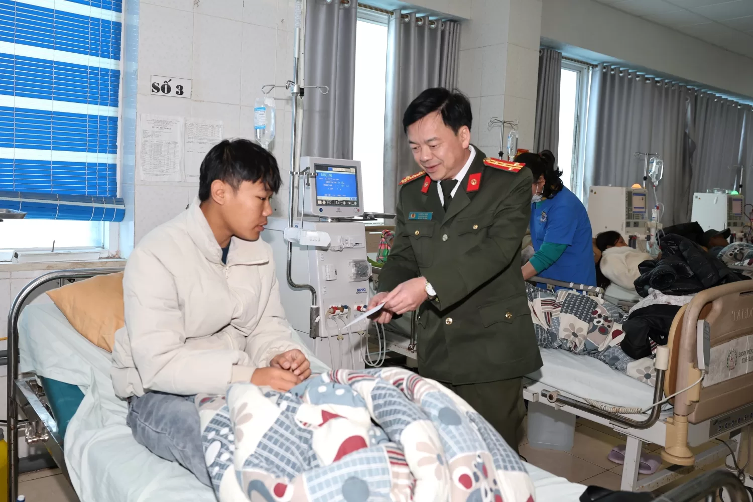 Đại tá Sùng A Súa – Phó Giám đốc Công an tỉnh trao quà hỗ trợ, động viên chiến sĩ Phòng Cảnh sát cơ động đang điều trị bệnh dài ngày.