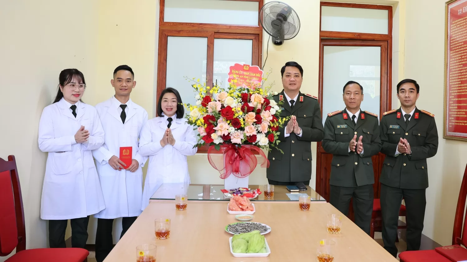 Thiếu tướng Nguyễn Viết Giang  – Giám đốc Công an tỉnh tặng hoa chúc mừng tập thể cán bộ, y, bác sĩ Bệnh xá Công an tỉnh nhân Ngày Thầy thuốc Việt Nam 27/2
