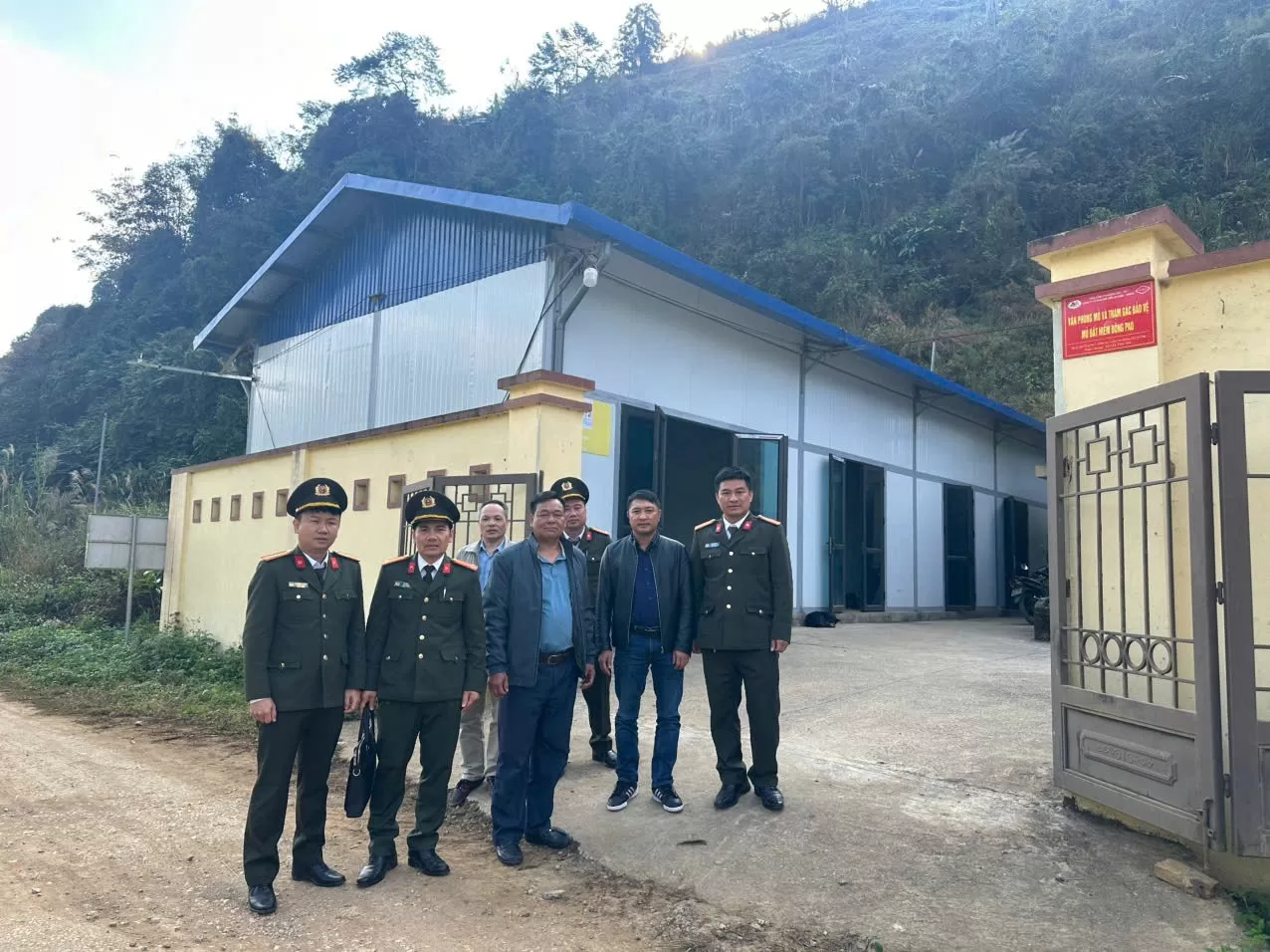 Đoàn công tác của Phòng An ninh kinh tế và Công an xã Khun Há làm việc tại Văn phòng Ban quản lý mỏ đất hiếm Đông Pao