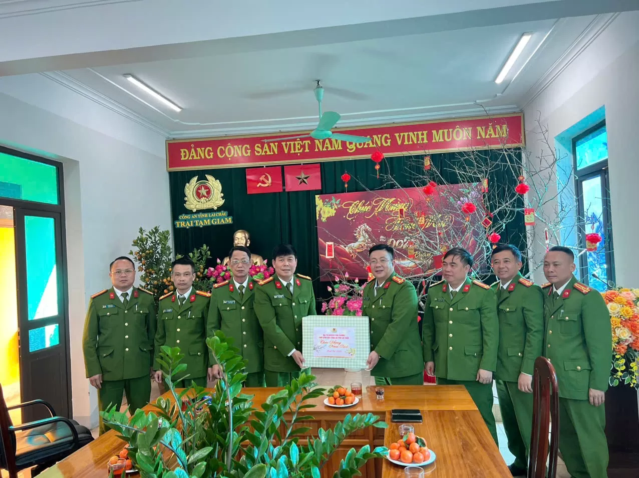 Đ/c Đại tá Khoàng Văn Thương - Phó Giám đốc Công an tỉnh chúc tết và giao nhiệm vụ cho lãnh đạo, CBCS Trại tạm giam Công an tỉnh.