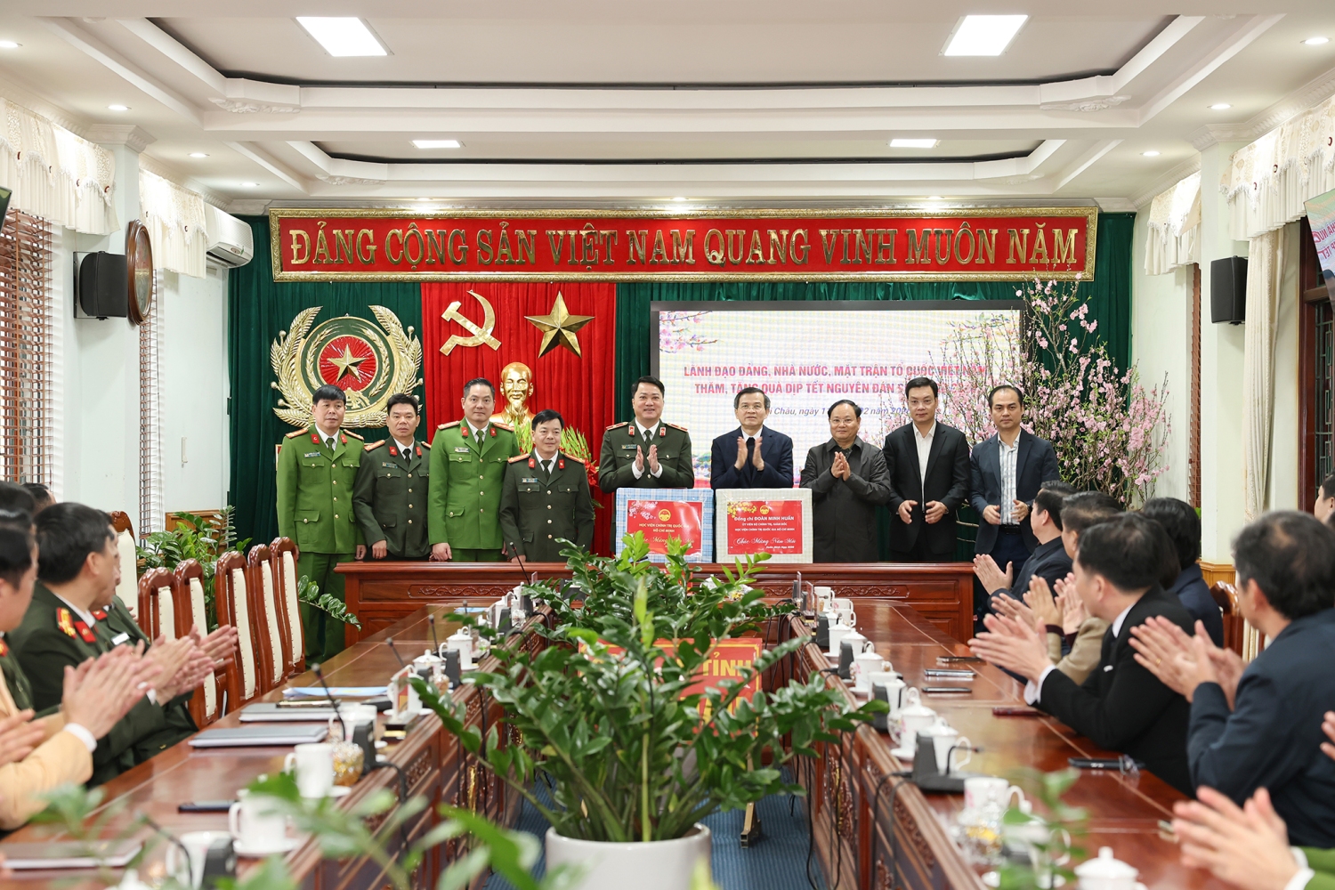 Đoàn công tác lãnh đạo Đảng, Nhà nước do Phó Giáo sư, Tiến sĩ Đoàn Minh Huấn - Ủy viên Bộ Chính trị, Giám đốc Học viện Chính trị Quốc gia Hồ Chí Minh làm Trưởng đoàn đã đến thăm, chúc Tết cán bộ, chiến sĩ Công an tỉnh Lai Châu.