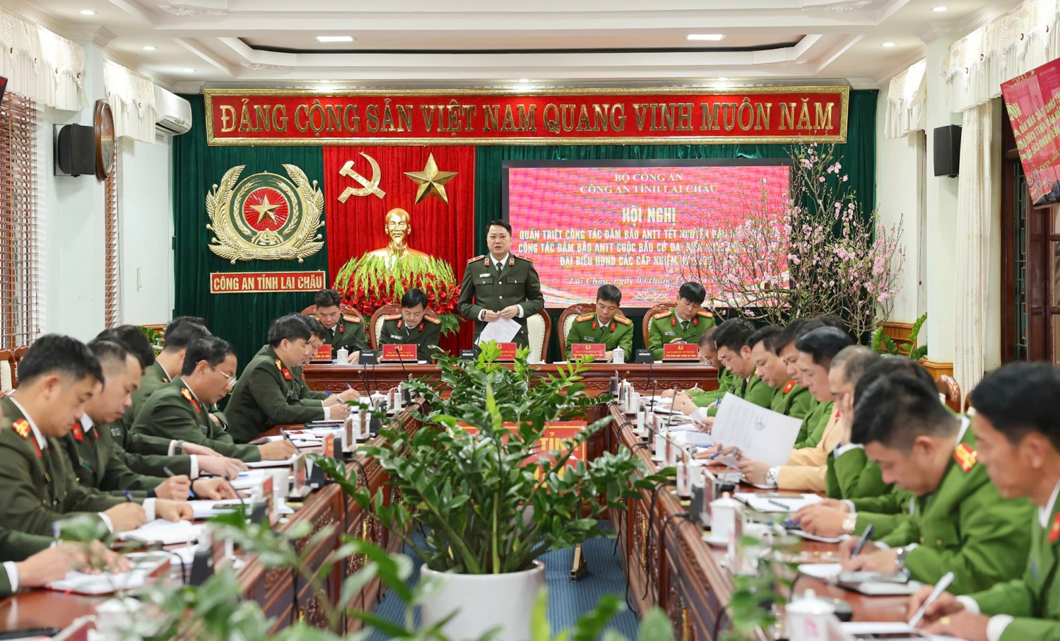 Thiếu tướng Nguyễn Viết Giang - Ủy viên BTV Tỉnh ủy, Giám đốc Công an tỉnh chủ trì Hội nghị