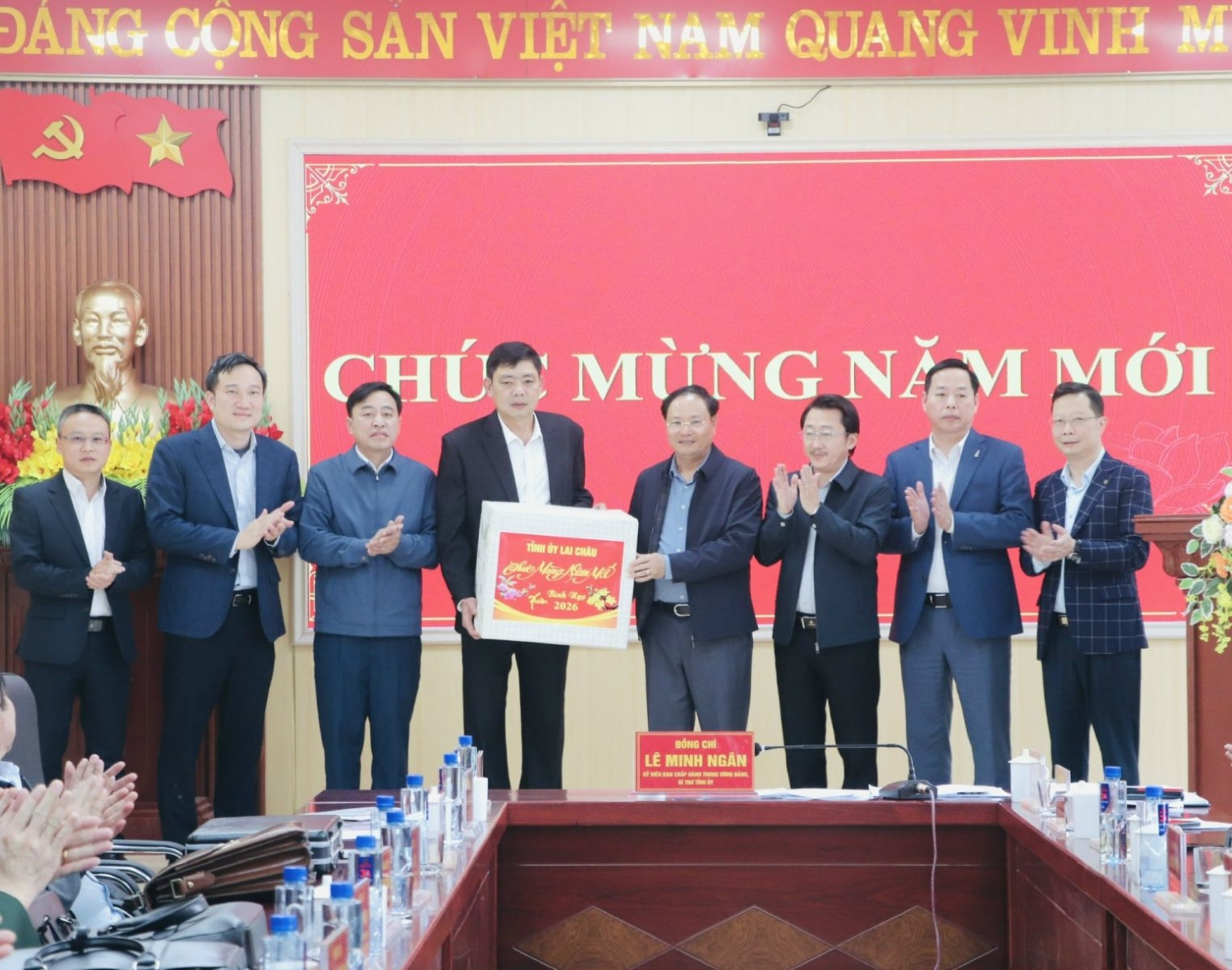 Đoàn Công tác ban Thường vụ Tỉnh ủy tặng quà xã Sin Suối Hồ