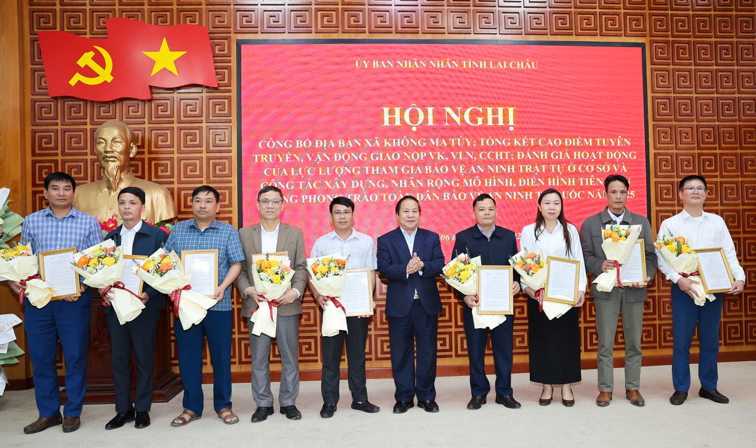 Đồng chí Tống Thanh Hải Phó Chủ tịch Thường trực UBND tỉnh Lai Châu trao quyết định công nhận 11 xã không ma tuý trên địa bàn tỉnh Lai Châu