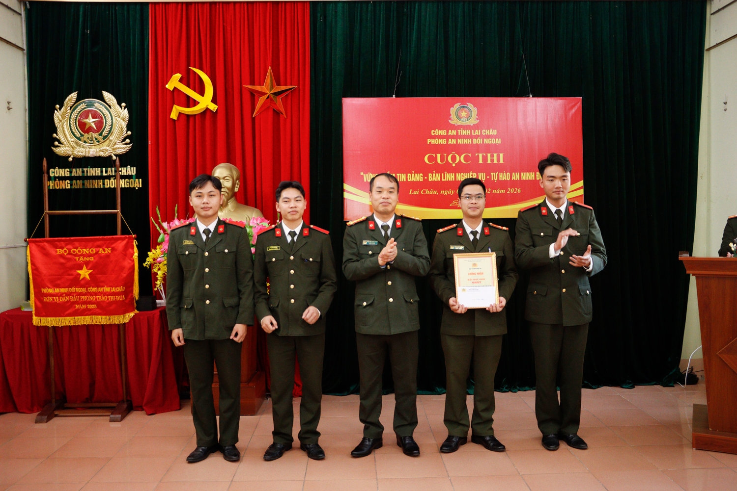 Thượng tá Nguyễn Công Lân – Trưởng phòng An ninh đối ngoại trao Giải Nhất cho Đội “Bản Lĩnh”.