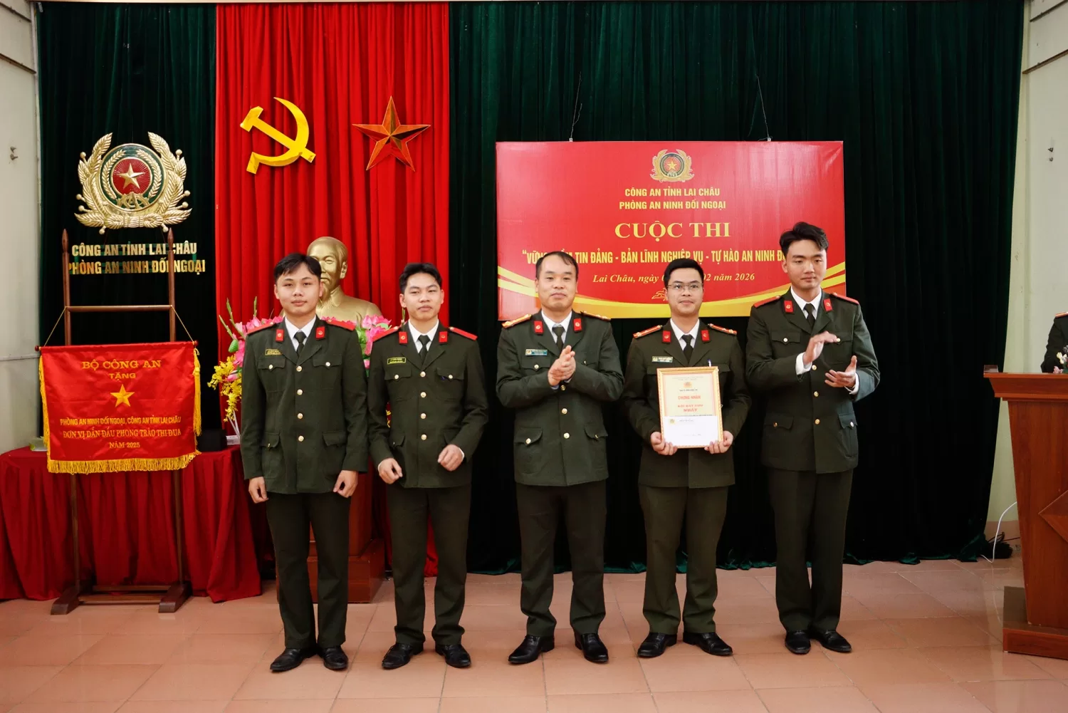 Thượng tá Nguyễn Công Lân – Trưởng phòng An ninh đối ngoại trao Giải Nhất cho Đội “Bản Lĩnh”.