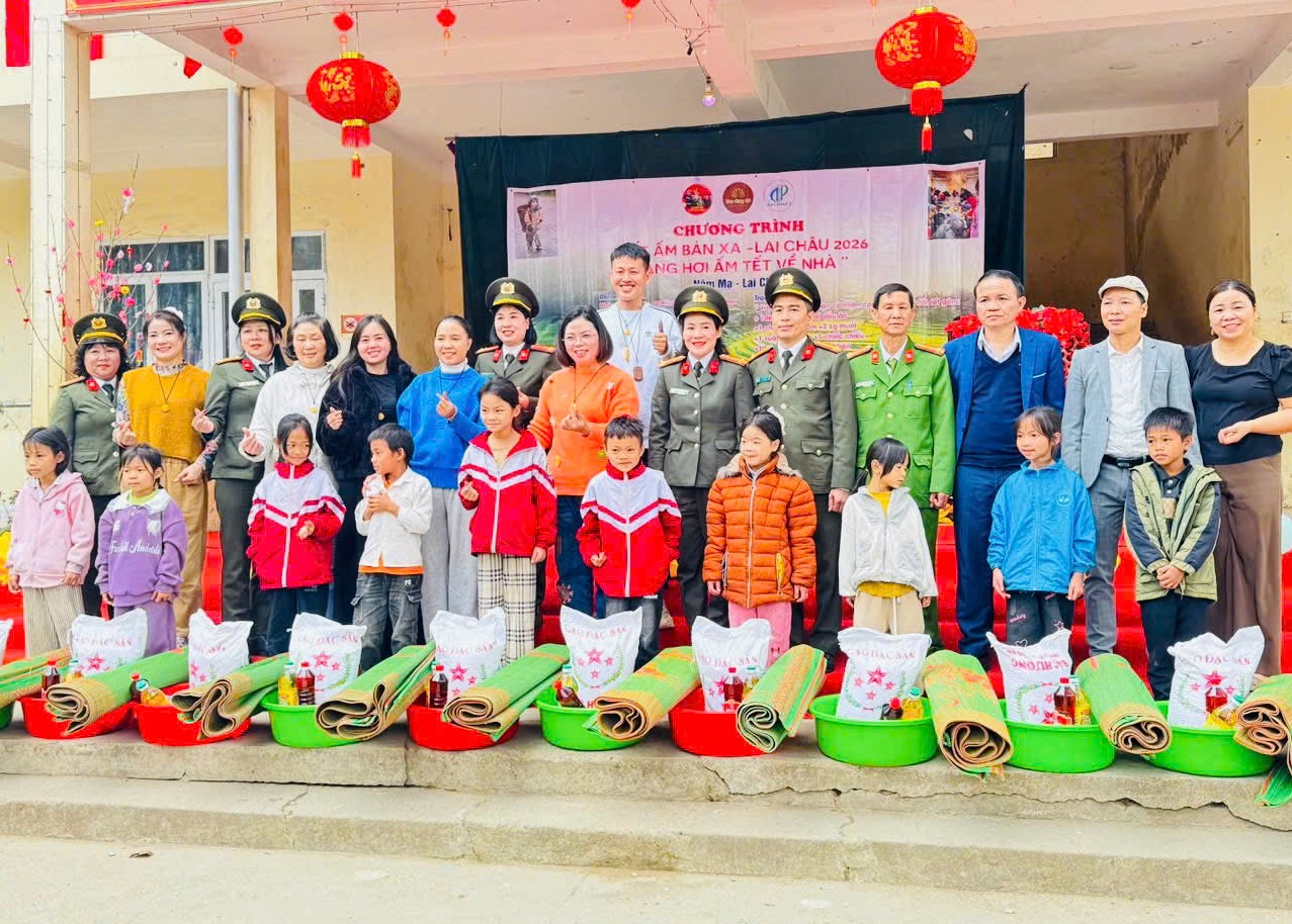 Phòng Hồ sơ, Công an tỉnh Lai Châu cùng các nhà hảo tâm, nhóm thiện nguyện tặng quà Tết cho các cháu học sinh.