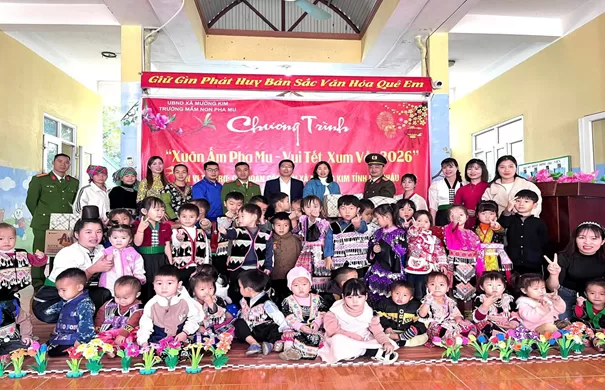 Đại tá Tao Văn Trường - Phó Giám đốc Công an tỉnh thăm, chúc Tết Công an xã Khổng Lào