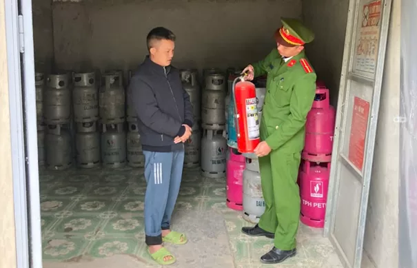 Cán bộ Phòng Cảnh sát PCCC và CNCH hướng dẫn cách sử dụng phương tiện bình chữa cháy và cách xử lý khi có sự cố cháy, nổ tại cơ sở kinh doanh gas trên địa bàn tỉnh Lai Châu
