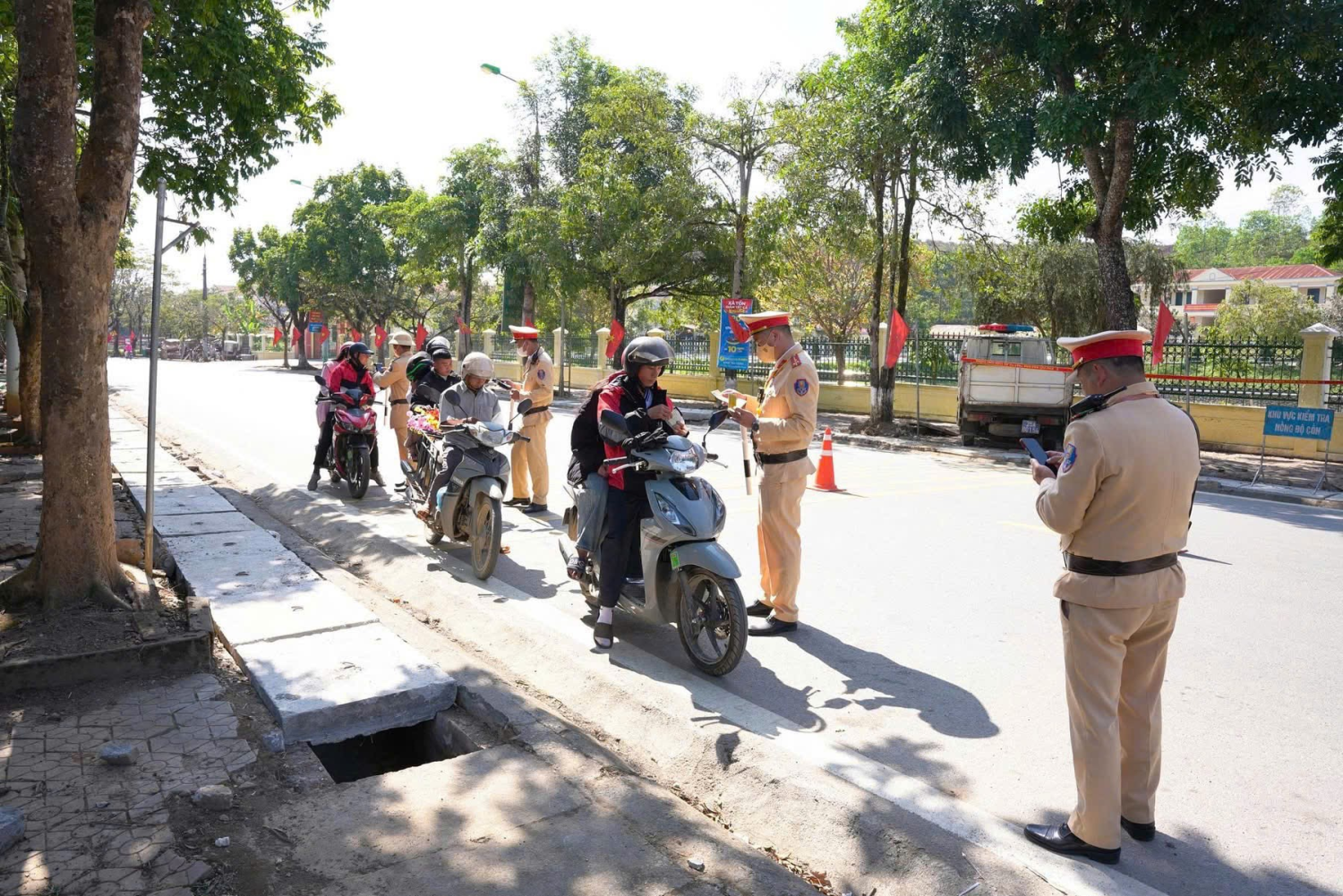 Lực lượng CSGT kiểm tra nồng độ cồn trong hơi thở của người tham gia giao thông