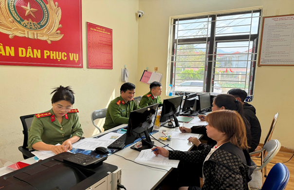 Hình ảnh ghi nhận người dân đến làm thủ tục hành chính trong ngày làm việc đầu tiên Tết Nguyên đán Bính Ngọ năm 2026