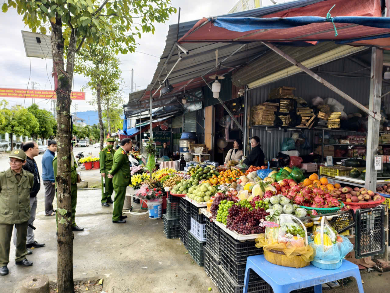 Công an phường Tân Phong tuyên truyền, nhắc nhở các hộ kinh doanh chấp hành quy định về trật tự đô thị tại khu vực cổng Bệnh viện Đa khoa tỉnh Lai Châu.